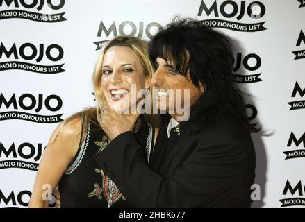 Alice Cooper und Tochter Calico kommen zur Preisverleihung der Mojo Honors List in der Brauerei im Osten Londons. Stockfoto