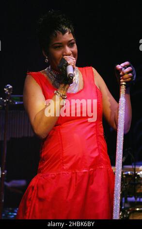 Macy Gray tritt im Ronnie Scott's im Zentrum von London auf. Stockfoto