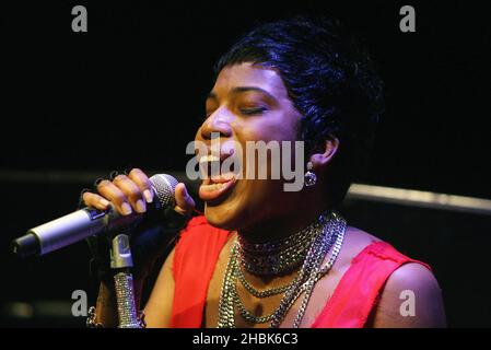 Macy Gray tritt im Ronnie Scott's im Zentrum von London auf. Stockfoto