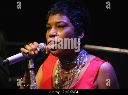 Macy Gray tritt im Ronnie Scott's im Zentrum von London auf. Stockfoto