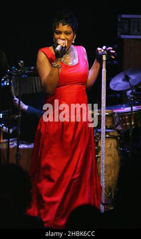 Macy Gray tritt im Ronnie Scott's im Zentrum von London auf. Stockfoto