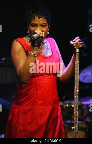 Macy Gray tritt im Ronnie Scott's im Zentrum von London auf. Stockfoto