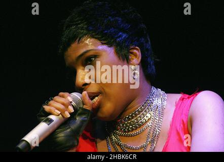 Macy Gray tritt im Ronnie Scott's im Zentrum von London auf. Stockfoto