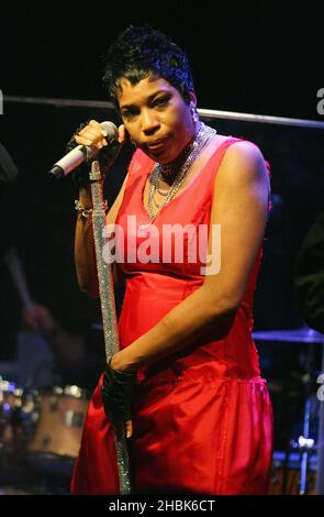 Macy Gray tritt im Ronnie Scott's im Zentrum von London auf. Stockfoto