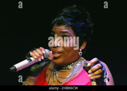 Macy Gray tritt im Ronnie Scott's im Zentrum von London auf. Stockfoto