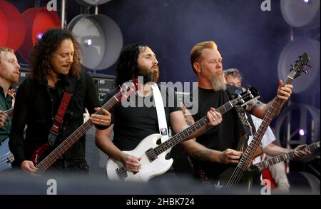 Mitglieder anderer Gruppen treten während des Benefizkonzerts im Wembley Stadium, London, mit Spinal Tap auf. Stockfoto