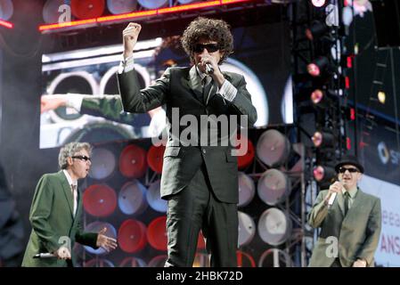 Die Beastie Boys treten während des Benefizkonzerts im Wembley Stadium, London, auf. Stockfoto