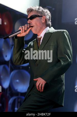 Die Beastie Boys treten während des Benefizkonzerts im Wembley Stadium, London, auf. Stockfoto