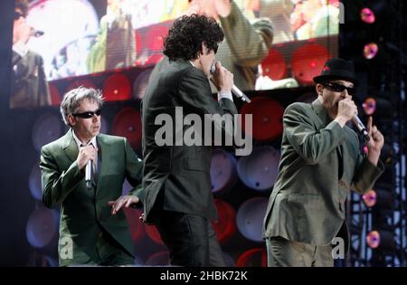 Die Beastie Boys treten während des Benefizkonzerts im Wembley Stadium, London, auf. Stockfoto