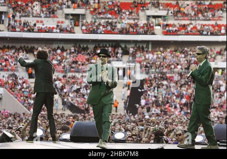 Die Beastie Boys treten während des Benefizkonzerts im Wembley Stadium, London, auf. Stockfoto