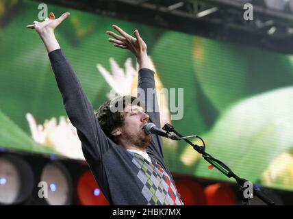 Gary Lightbody von Snow Patrol tritt während des Benefizkonzerts im Wembley Stadium, London, auf der Bühne auf. Stockfoto