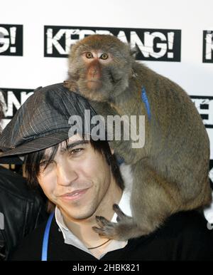 Pete Wentz von Fall Out Boy und ein Affe kommen bei den Kerrang Awards in der Londoner Brauerei an. Stockfoto