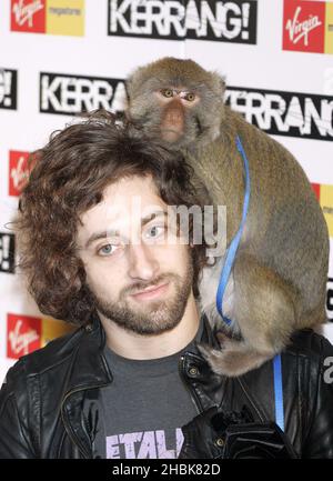 Joe Trohman von Fall Out Boy und ein Affe kommen bei den Kerrang Awards in der Londoner Brauerei an. Stockfoto