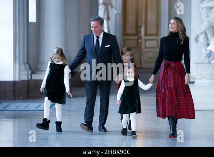 Stockholm, Schweden. 20th Dez 2021. Die schwedische Prinzessin Madeleine, ihr Ehemann Chris O'Neill, Prinzessin Leonore, Prinzessin Adrienne und Prinz Nicolas erhalten am 20. Dezember 2021 Weihnachtsbäume im Königspalast in Stockholm, Schweden. Foto von Patrik C Osterberg/Stella Pictures/ABACAPRESS.COM Quelle: Abaca Press/Alamy Live News Stockfoto