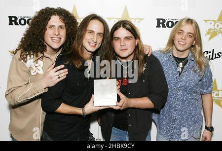 Chris Robertson, Ben Wells, Jon Lawson und John Fred Young von Black Stone Cherry posieren mit ihrer Auszeichnung für die beste neue Band bei den Classic Rock Awards bei den Classic Rock Awards im Landmark Hotel in London. Stockfoto