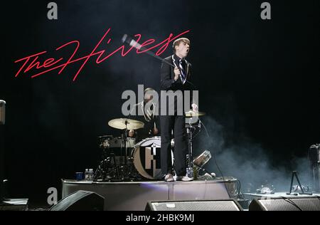 Pelle Almqvist of the Hives tritt auf der Bühne des Hammersmith Apollo in London auf. Stockfoto