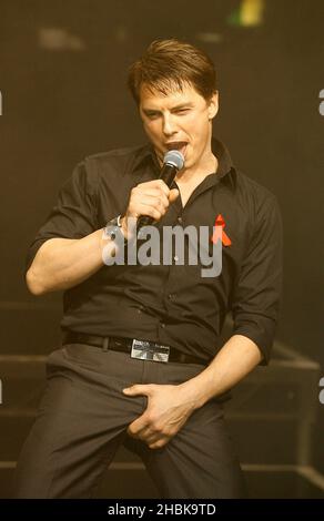 John Barrowman spielt auf der Bühne beim 15th-jährigen Jubiläum im G-A-Y Astoria in London. Stockfoto