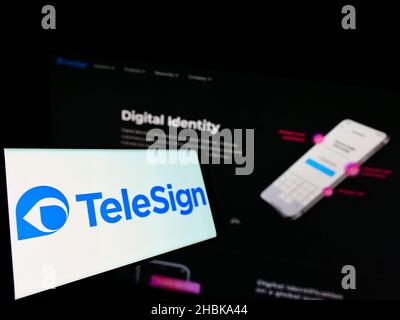 Mobiltelefon mit Logo des US-amerikanischen Kommunikationsunternehmens TeleSign Corporation auf dem Bildschirm vor der Unternehmenswebsite. Konzentrieren Sie sich auf die linke Seite des Telefondisplays. Stockfoto