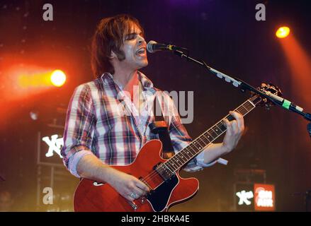 Gaz Coombes von Supergrass tritt im XFM Winter Wonderland an der Carling Academy in Brixton, London, auf. Stockfoto