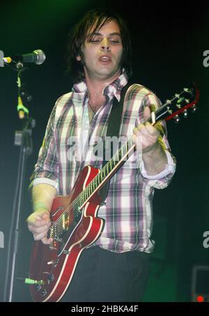 Gaz Coombes von Supergrass tritt im XFM Winter Wonderland an der Carling Academy in Brixton, London, auf. Stockfoto