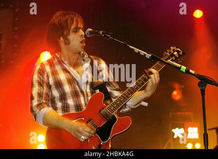 Gaz Coombes von Supergrass tritt im XFM Winter Wonderland an der Carling Academy in Brixton, London, auf. Stockfoto