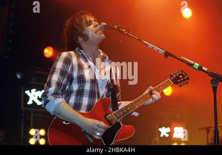 Gaz Coombes von Supergrass tritt im XFM Winter Wonderland an der Carling Academy in Brixton, London, auf. Stockfoto