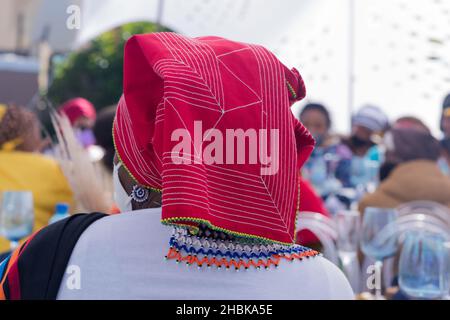 Frau mit buntem Kopftuch, das von hinten geschossen wurde Stockfoto