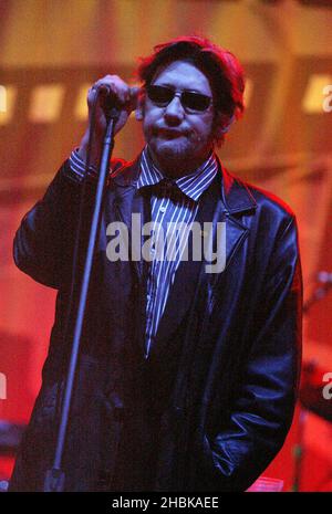 Shane MacGowan von den Pogues tritt auf der Bühne der Carling Academy in Brixton, London, auf. Stockfoto