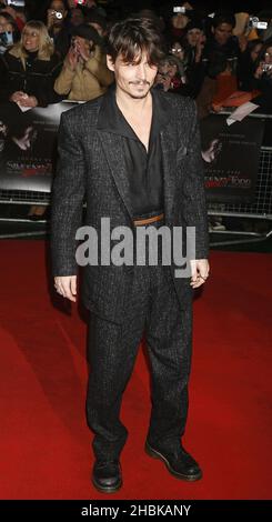 Johnny Depp kommt zur Premiere von Sweeney Todd: The Demon Barber von Fleet Street im Odeon West End Cinema, Leicester Square, London. Stockfoto