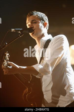 Tom Smith von The Editors tritt auf der Brit Nominations Launch Party 2008 im Roundhouse in London auf. Stockfoto