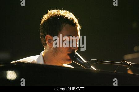 Tom Smith von The Editors tritt auf der Brit Nominations Launch Party 2008 im Roundhouse in London auf. Stockfoto