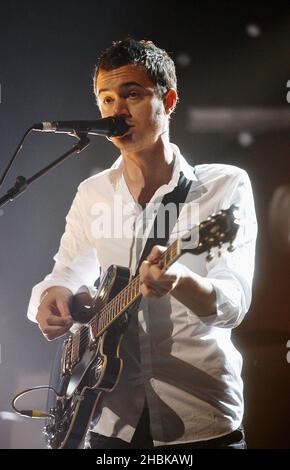 Tom Smith von The Editors tritt auf der Brit Nominations Launch Party 2008 im Roundhouse in London auf. Stockfoto