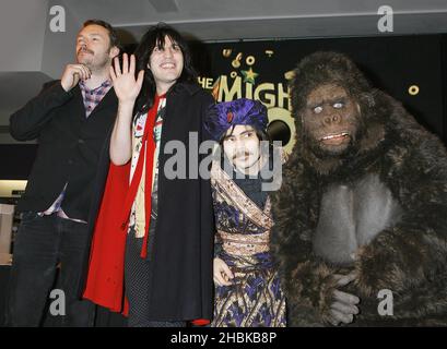 Noel Fielding und Julian Barratt signieren Kopien der Mighty Boosh - Series Three DVD in der HMV Oxford Street, London. Stockfoto