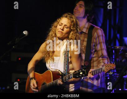 Sheryl Crow spielt live auf der Bühne der Scala in Kings Cross im Zentrum von London. Stockfoto