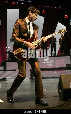 Mark Ronson spielt live auf der Bühne des Hammersmith Apollo in London. Stockfoto