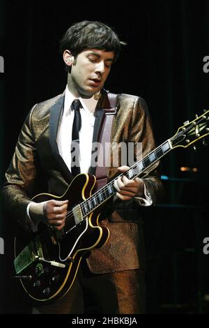 Mark Ronson tritt auf der Bühne des Hammersmith Apollo in London auf. Stockfoto