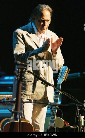 Neil Young spielt die akustische Hälfte seines Konzerts im Hammersmith Apollo in West London. Stockfoto