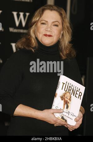 Die Hollywood-Schauspielerin Kathleen Turner hält ein Exemplar ihres neuesten Buches „Send Yourself Roses: My Life“ bei Waterstone's, Piccadilly im Zentrum von London. Stockfoto