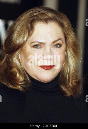 Die Hollywood-Schauspielerin Kathleen Turner hält ein Exemplar ihres neuesten Buches „Send Yourself Roses: My Life“ bei Waterstone's, Piccadilly im Zentrum von London. Stockfoto