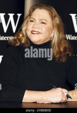 Die Hollywood-Schauspielerin Kathleen Turner hält ein Exemplar ihres neuesten Buches „Send Yourself Roses: My Life“ bei Waterstone's, Piccadilly im Zentrum von London. Stockfoto