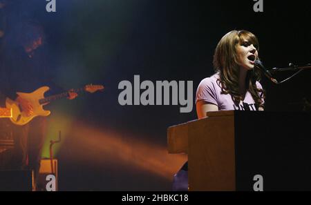 Kate Nash tritt am 10. März 2008 in London bei Hammersmith Apollo auf. Stockfoto