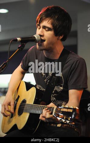 Brendon Urie von Panic at the Disco tritt bei einer Instore Performance im HMV, Oxford Street, in London auf. Stockfoto