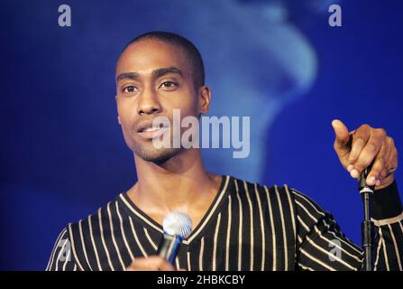 Simon Webbe auf der Bühne der Choice FM 18th Birthday Party im Sheraton Hotel in London. Stockfoto