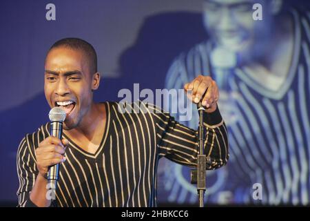 Simon Webbe auf der Bühne der Choice FM 18th Birthday Party im Sheraton Hotel in London. Stockfoto