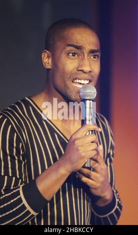 Simon Webbe auf der Bühne der Choice FM 18th Birthday Party im Sheraton Hotel in London. Stockfoto