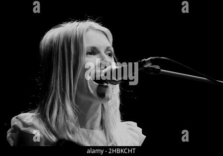 Holly Rose unterstützt 10cc bei der Aufführung ihres One Off Gig auf der Indigo 02 in London. Stockfoto