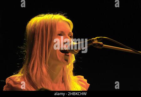 Holly Rose unterstützt 10cc bei der Aufführung ihres One Off Gig auf der Indigo 02 in London. Stockfoto