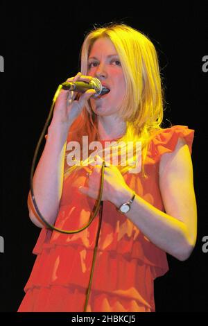 Holly Rose unterstützt 10cc bei der Aufführung ihres One Off Gig auf der Indigo 02 in London. Stockfoto