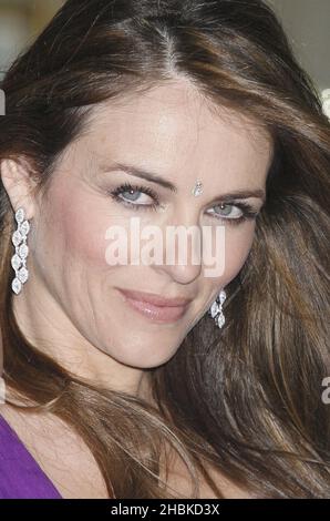 Liz Hurley kommt zu den Asian Women of the Year Awards, die in der Hilton Park Lane im Zentrum von London stattfinden. Stockfoto