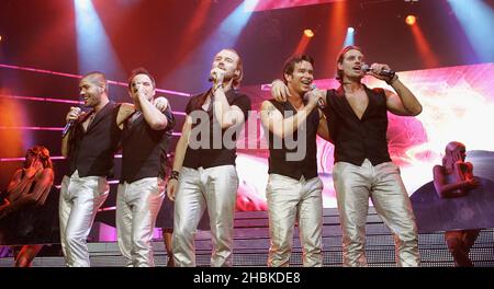 Shane Lynch, Mikey Graham, Ronan Keating, Stephen Gately und Keith Duffy von Boyzone treten in der 02 Arena in London auf. Stockfoto